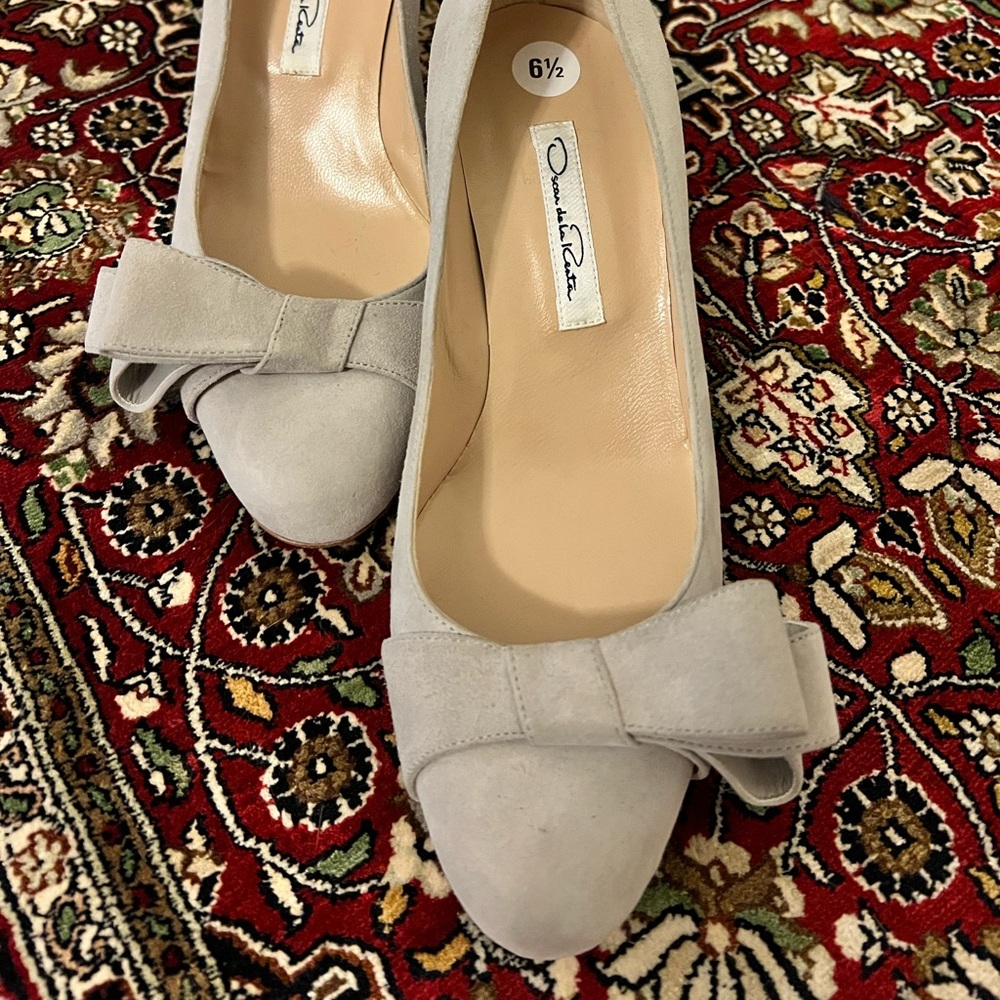 Never worn Oscar de la Renta designer kitten heels in light gray suede size 6.5